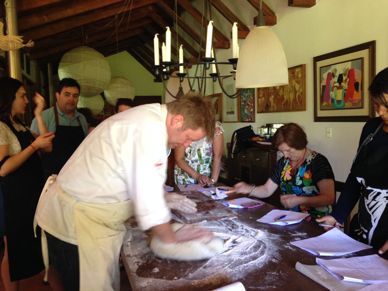 Taller de pan del Instituto en 2016: un panadero amasa junto a participantes.