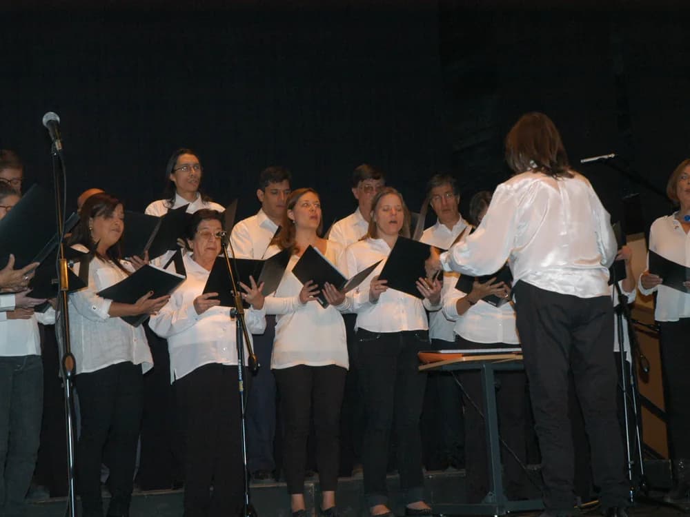 El Coro Chileno Sueco canta dirigido por su directora.